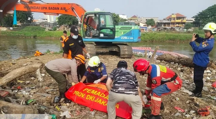 Mayat pria tanpa identitas ditemukan mengambang di Kali BKB, Jakpus. (Sudin Gulkarmat Jakpus)