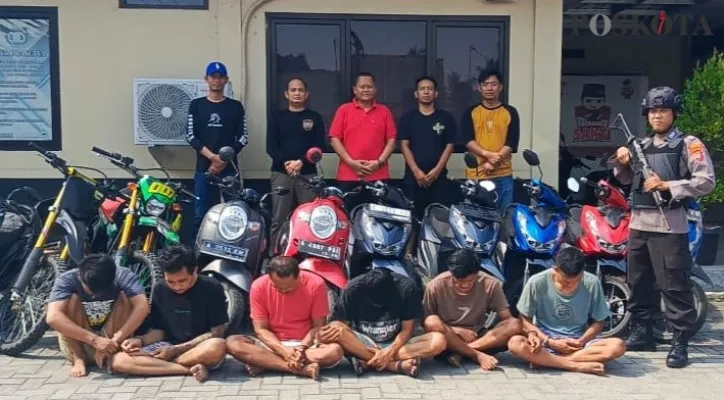 Para pelaku dan penadah berikut 10 motor hasil kejahatan di Mapolsek Carenang. (Poskota.co.id/Rahmat Haryono)