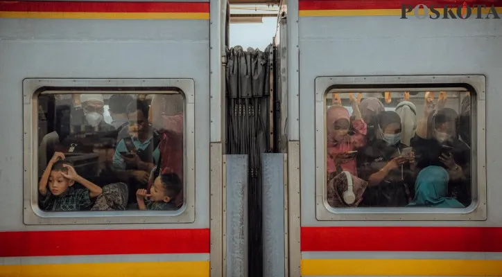 Ilustrasi pelecehan di KRL Commuter Line. Poskota/Ahmad Tri Hawaari