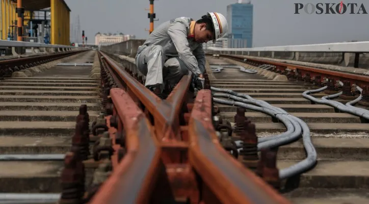 Melihat Pengecekan dan Perawatan Listrik dan Lintasan Kereta Light Rail
