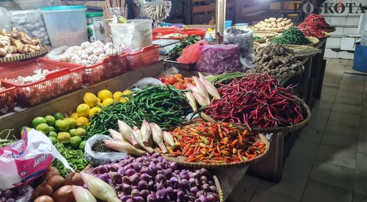 Suasana dagangan milik seorang pedagang di pasar tradisional di Jakarta Barat. (Poskota.co.id/Pandi Ramedhan)