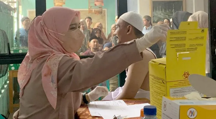 Cahaji saat melaksanakan vaksin meningitis di Puskesmas Cikupa, Tangerang. (Foto/Puskesmas Pasir Jaya)