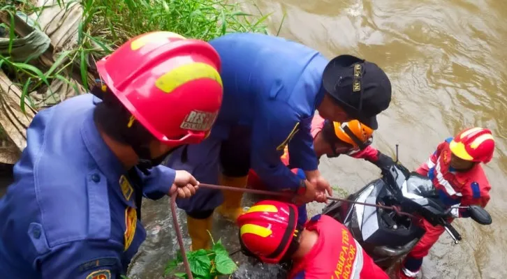 Proses evakuasi motor tercebur ke sungai di Cilebut, Kabupaten Bogor. (Dok. Damkar Kabupaten Bogor)