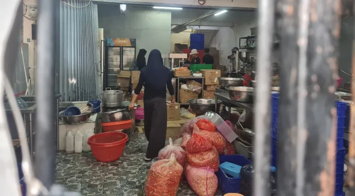 Kondisi rumah produksi sambal di Kelurahan Wijaya Kusuma, Grogol Petamburan, Jakbar yang dikeluhkan warga. (Pandi)