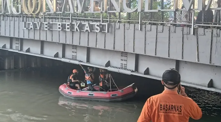 Tim SAR saat melakukan pencarian seorang bocah berusia 10 tahun yang tenggelam di Sungai Kalimalang, Kota Bekasi. (Dok: SAR Bekasi)