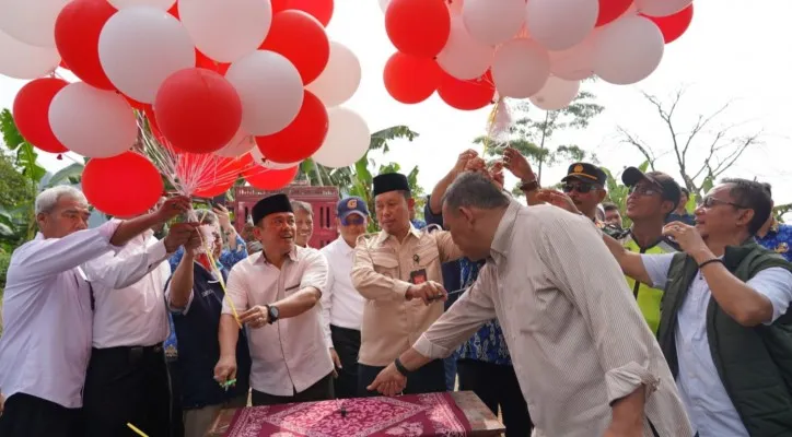 Pj Bupati Bogor, Asmawa Tosepu mengunjungi Kampung Ciguha yang terisolir akses internet. (bogorkab.go.id)