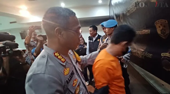 Polisi gadungan ditangkap Polres Metro Jakarta Timur. Dalam aksinya, ia berhasil meraup keuntungan Rp4 juta per bulan. (Poskota.co.id/Angga Pahlevi)