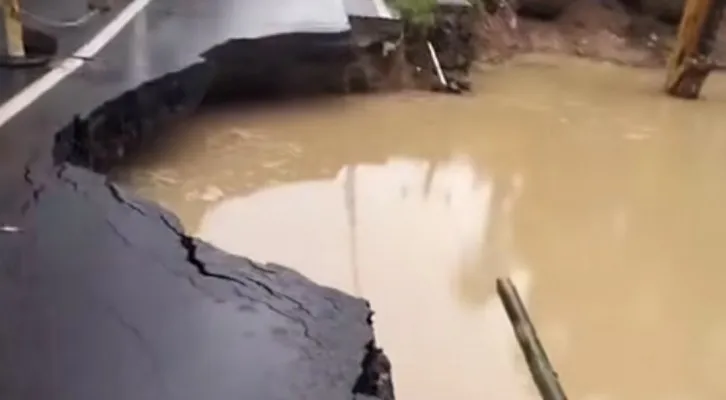 Kondisi jalan Cipanas-Warung Banten di Lebak yang ambles akibat diguyur hujan. (Foto: Dok. Warga).