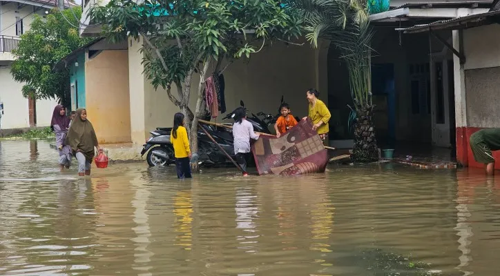 Warga mulai kembali dan membersihkan rumahnya setelah terendam banjir. (Foto/Veronica)