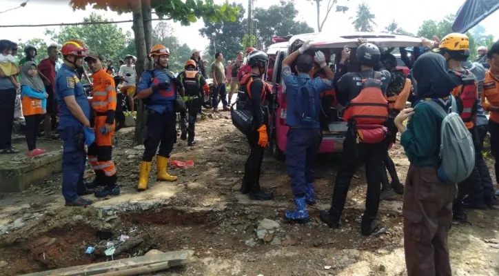 Tim SAR gabungan berhasil menemukan bocah laki-laki tidak bernyawa setelah hanyut di Setu Nanggerang. (Dok: Humas Polsek Tajurhalang)