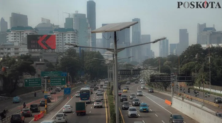 Ilustrasi kendaraan melintasi jalan tol. (Poskota.co.id/Ahmad Tri Hawaari)