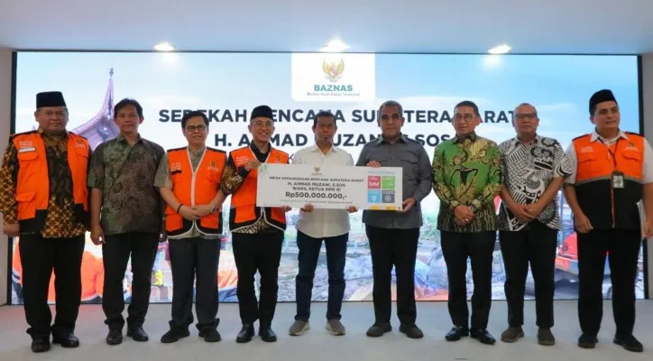 Foto: Badan Amil Zakat Nasional (Baznas) RI menerima penyaluran infak kemanusiaan untuk masyarakat terdampak banjir bandang dan tanah longsor  di wilayah Sumatera Barat dari Wakil Ketua MPR RI H. Ahmad Muzani, sebesar Rp500 juta. (Dok. Baznas RI)