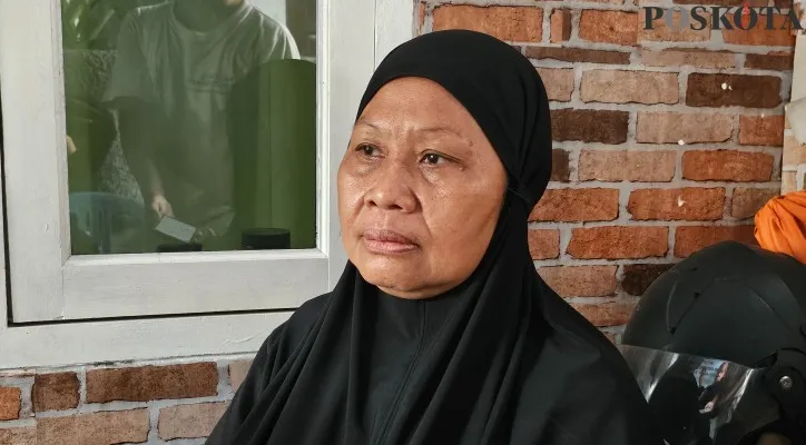 Damiyati (50), ibu dari mayat dalam toren saat ditemui awak media di rumah duka. (Poskota.co.id/Veronica Prasetio)