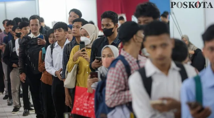 Sejumlah pencari kerja saat mengantre dan berkeliling pada Job Fair di Ex Hypermart Thamrin City, Tanah Abang, Jakarta Pusat, Rabu (29/5/2024). Badan Pusat Statistik (BPS) mencatat hampir 10 juta penduduk berusia 15-24 tahun atau biasa disebut generasi Z (Gen Z) menganggur atau Not Employment, Education, or Training (NEET), Secara rinci jumlah penduduk usia kerja di Indonesia mencapai 214 juta orang. Dari jumlah itu yang tercatat sebagai Angkatan kerja sebanyak 149,38 juta orang, namun yang terserap atau bekerja hanya 142,18 juta orang sehingga sisanya menganggur.Poskota/Ahmad Tri Hawaari