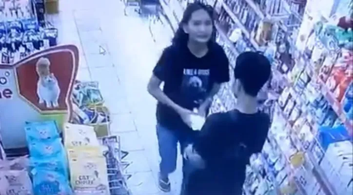 Dua sejoli terekam CCTV mencuri di toko alfamart kawasan Rawalumbu, Kota Bekasi. (Dok. CCTV minimarket)