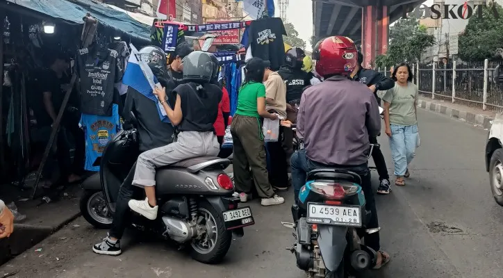 Pedagang atribut Persib di Bandung laris manis imbas kemenangan Persib Bandung di Liga 1 tahun 2023/2024. (Yugi Prasetyo/Poskota)