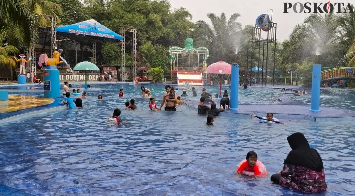 Suasana Waterboom Putri Duyung, Kelurahan Bedahan, Kecamatan Sawangan, Kota Depok. (Poskota.co.id/Angga Pahlevi)