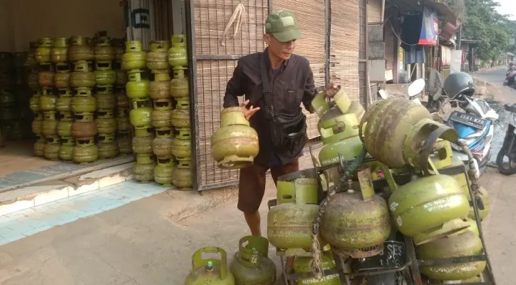 Warga saat mebawa gas subsidi di salah satu agen di kawasan Bekasi Kota. (Dok: Poskota/Ihsan).