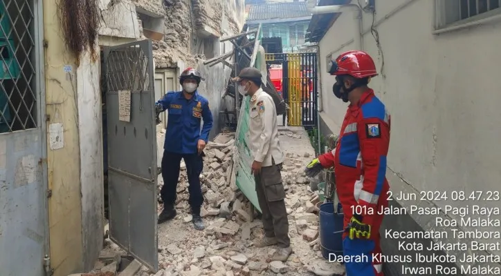 Atap rumah warga di Tambora, Jakarta Barat (Jakbar) roboh. (Dok: BPBD DKI Jakarta)