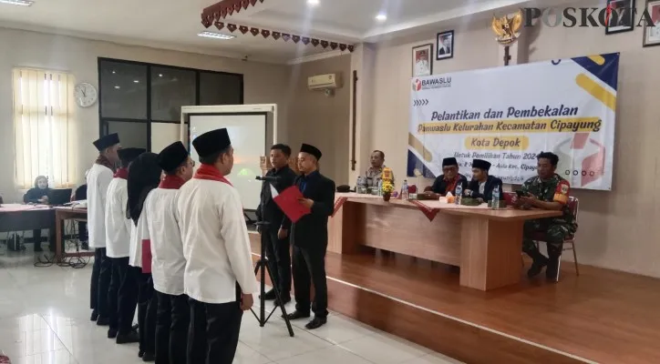 Lima panwaslu tingkat kelurahan di Kecamatan Cipayung, Kota Depok resmi dilantik untuk mengawasi penyelenggaraan Pilkada 2024. (Poskota.co.id/M. Irwan Supriyadi)