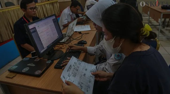 Ilustrasi cara cetak Kartu Keluarga secara online.(Poskota/Ahmad Tri Hawaari)