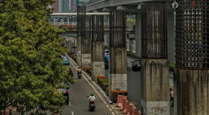Ilustrasi tiang monorel Light Rail Transit (LRT) yang mangkrak. (Sumber: Poskota)
