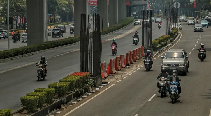 Tiang monorel mangkrak Jalan Rasuna Said, Kuningan, Jakarta Selatan, segera dibongkar. (Sumber: Poskota)