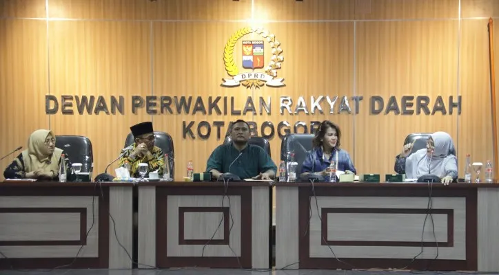 DPRD Kota Bogor saat Rapat Dengar Pendapat (RDP) dalam Rancangan Peraturan Daerah (Raperda) tentang Pencegahan dan Penanganan Kekerasan di Lingkungan Pendidikan (PPKLP). (Dok: Humas DPRD Kota Bogor)