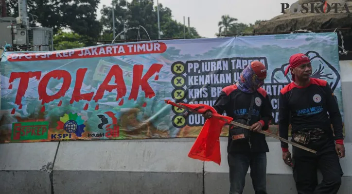 Sejumlah buruh yang tergabung dari Partai Buruh dan Konfederasi Serikat Pekerja Indonesia (KSPI) di kawasan Patung Kuda Arjuna Wijaya, Medan Merdeka Barat, Jakarta Pusat, Kamis, 6 Juni 2024. Dalam aksi tersebut mereka menolak Pemerintah Pusat terkait PP Tapera, Uang Kuliah Tunggal (UKT) mahal, KRIS BPJS Kesehatan, Omnibuslaw Cipta Kerja dan meminta menghapus OutSourching Tolak Upah Murah.(Poskota/Ahmad Tri Hawaari)