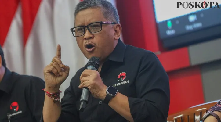 Sekretaris Jenderal PDI Perjuangan Hasto Kristiyanto dan Ketua DPP PDI Perjuangan Djarot Saiful Hidayat saat meneriakkan yel-yel bersama kader partai yang menghadiri diskusi memperingati hari lahir Bung Karno di Sekolah Partai PDIP, Lenteng Agung, Jakarta Selatan, Kamis (6/6/2024). Menurut Sekretaris Jenderal PDI Perjuangan Hasto Kristiyanto peringatan mengenang 123 tahun lahirnya Bung Karno tersebut adalah memperkuat dan memperjuangkan terus ide, gagasan, pemikiran, cita-cita Bung Karno yang masih selalu relevan bagi Indonesia dan dunia.Poskota/Ahmad Tri Hawaari