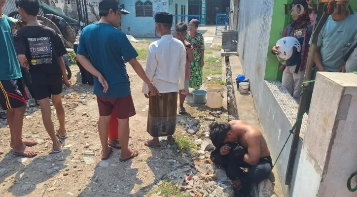 Pelaku pencurian gas ditangkap warga diikat tiang di Srijaya, Tambun Utara, Kabupaten Bekasi. (DokPoskotaIhsan).