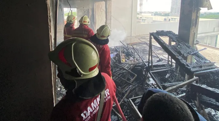 Foto: Petugas Pemadam kebakaran Tangsel sedang melakukan pemadaman di Hotel Allnite and Day Alam Sutera, Tangsel. (Dok. Damkar Tangsel)