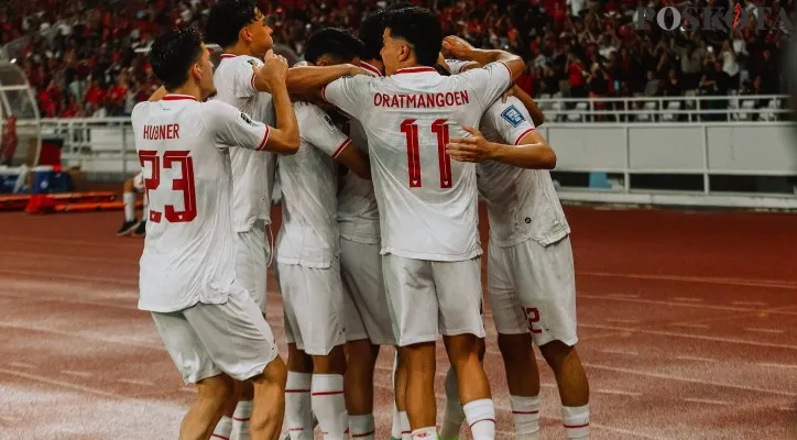 Sejumlah Pemain Timnas Indonesia saat selebrasi dan berebut bola dengan pemain Timnas Filipina dalam pertandingan Kualifikasi Piala Dunia 2026 di Stadion Utama Gelora Bung Karno (SUGBK), Senayan, Jakarta Pusat, Selasa (11/6/2024). Timnas Indonesia mencetak sejarah masuk ke putaran ketiga Kualifikasi Piala Dunia 2026 Zona Asia setelah berhasil mengalahkan Timnas Filipina 2-0 dalam laga terakhir putaran kedua di Stadion Utama Gelora Bung Karno, hasil ini membuat Timnas Indonesia mampu mencetak sejarah dan tampil sebagai runner up di Grup F mendampingi Timnas Irak yang menjadi juara grup. (Poskota.co.id/Ahmad Tri Hawaari)