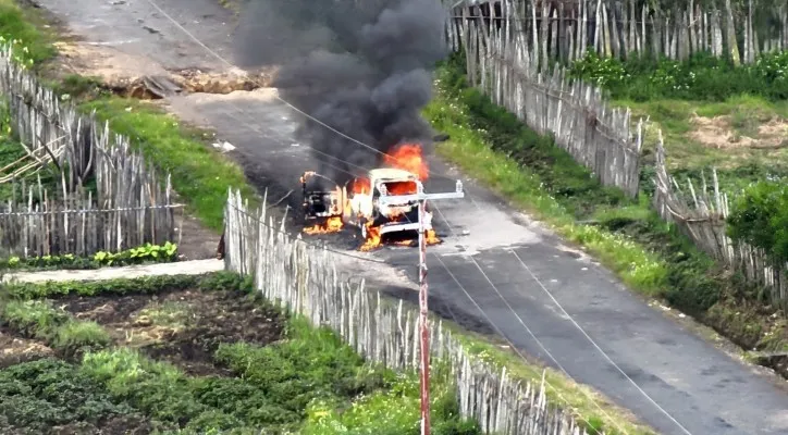 Kondisi mobil angkot yang diduga dibakar KKB di Kabupaten Paniai, Papua Tengah. (Dok Humas Ops Damai Cartenz)