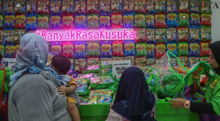 Aktivitas pengunjung saat mengunjungi Pekan Raya Jakarta (PRJ) atau Jakarta Fair Kemayoran. (Poskota/Ahmad Tri Hawaari)
