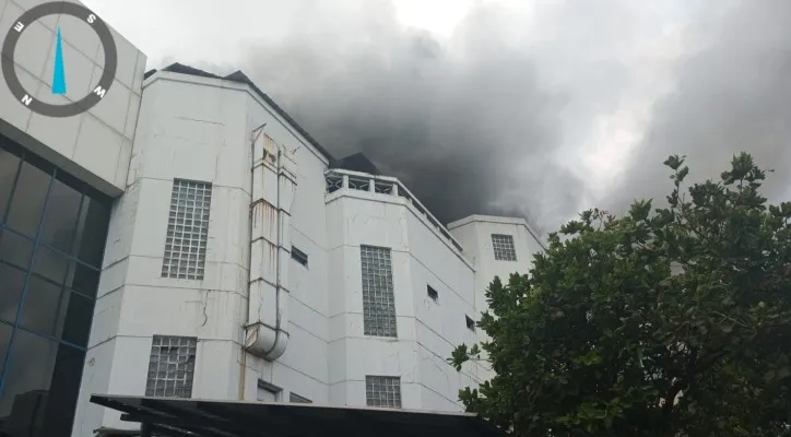 Kebakaran terjadi di lantai tiga gedung di kawasan Kebon Jeruk, Jakarta Barat, Jumat, 14 Juni 2024. (Dok. Damkar Jakbar)