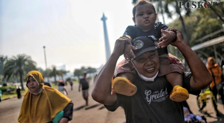 Aktivitas warga saat berlibur di Monas, Selasa 18 Juni 2024).  Ternyata. liburan bisa bantu dapat umur panjang loh. (Poskota/Ahmad Tri Hawaari)