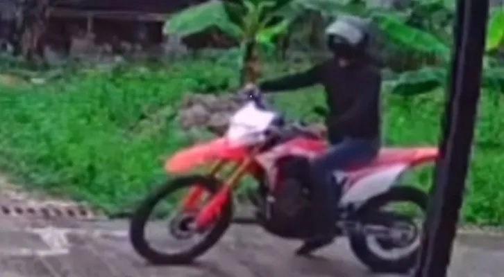 Seorang diduga mencuri motor merek Honda CRF di Depok. Aksi pencurian itu pelaku meninggalkan sekantong gorengan di tempat kejadian perkara wilayah Kelurahan Beji, Kecamatan Beji, Kota Depok. (Tangkap Layar CCTV) 