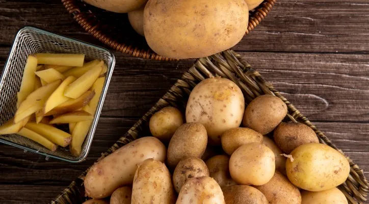 Kentang bisa jadi makanan sehat untuk die, namun perhatikan kondisi kesehatanmu ya. (Foto: Freepik/Stockking)