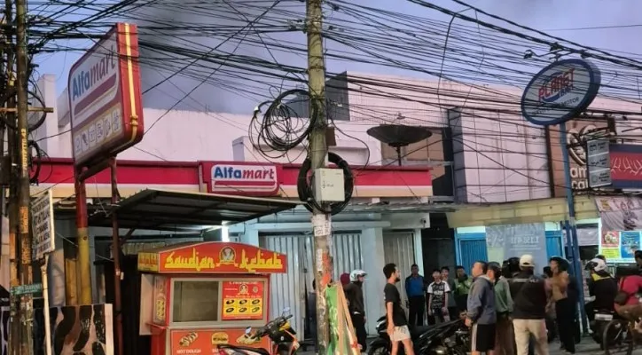 Minimarket di Jalan Putri Tunggal Kelurahan Harjamukti, Kecamatan Cimanggis, Kota Depok terbakar, namun seorang laki-laki terjebak di dalam minimarket tersebut dan berhasil selamat. (Dok. Dinas Dinas Damkar dan Penyelamatan Kota Depok).