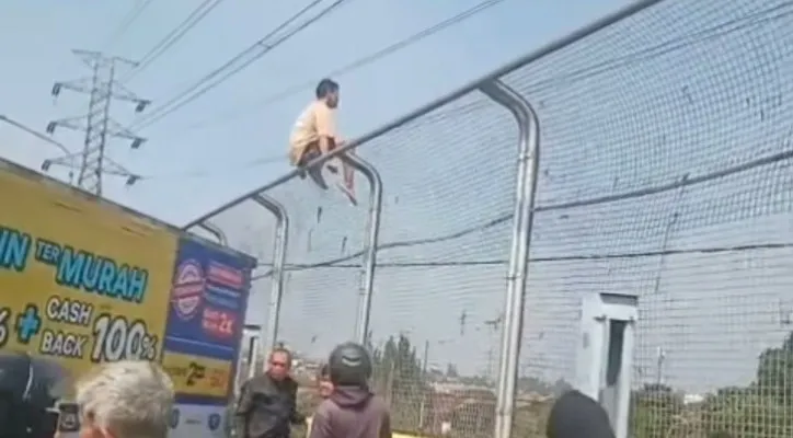 Seorang pria hendak lompat dari atas jembatan Ceger Bogor (Dokumen warga)