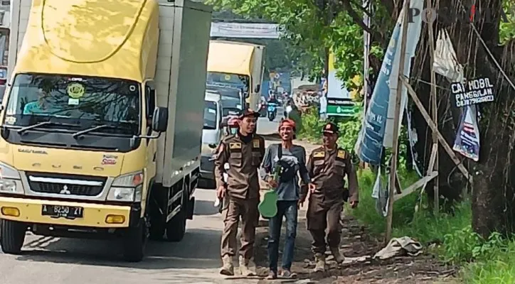 Anggota Satpol PP Kabupaten Tangerang saat mengamankan PMKS. (FotoVeronica)