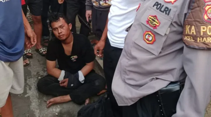 Pencuri yang terjebak di dalam Alfamart terbakar diproses hukum di Polsek Cimanggis. (Dok. Polsek Cimanggis) 