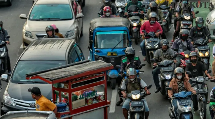 Sejumlah kendaraan berjalan perlahan melintas di kawasan Jakarta, Jumat (21/6/2024).Pemerintah Provinsi DKI Jakarta kembali memprogramkan pembebasan Pajak Kendaraan Bermotor alias pemutihan untuk wilayah DKI Jakarta kembali diadakan saat menyambut Hari Ulang Tahun (HUT) ke-497 kota Jakarta sekaligus menyambut HUT ke-79 Kemerdekaan Republik Indonesia, pemberian pemutihan sanksi tersebut tertuang dalam Keputusan Kepala Badan Pendapatan Daerah Provinsi DKI Jakarta Nomor 426 Tahun 2024 tentang Penghapusan Sanksi Administrasi Secara Jabatan Untuk Jenis Pajak Kendaraan Bermotor dan Bea Balik Nama Kendaraan Bermotor.Poskota/Ahmad Tri Hawaari