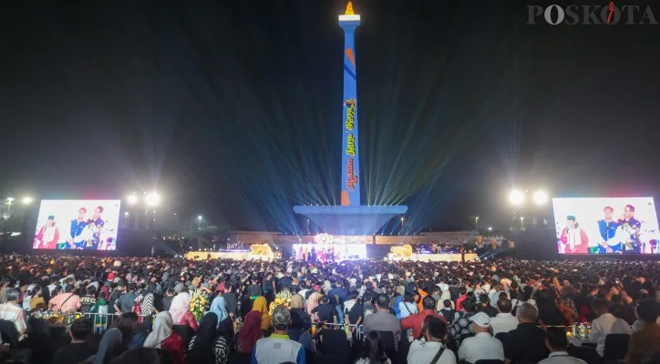 Sejumlah warga memadati beberapa wahana dan hiburan di kawasan Monas, Jakarta Pusat pada Sabtu, 22 Juni 2024. Malam Jaya Raya Jakarta menjadi puncak HUT ke-497 Jakarta yang menampilkan sejumlah hiburan bagi masyarakat seperti pasar malam, penampilan band, karnaval mobil hias, hingga pesta kembang api yang kali ini mengusung tema "Jakarta Kota Global Berjuta Pesona". (Poskota.co.id/Ahmad Tri Hawaari)