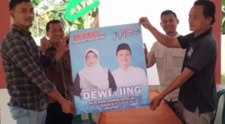 Dua ASN dan warga lainnya di Pandeglang saat bentangkan pamflet Bapaslon Bupati. (Foto Tangkapan layar video).