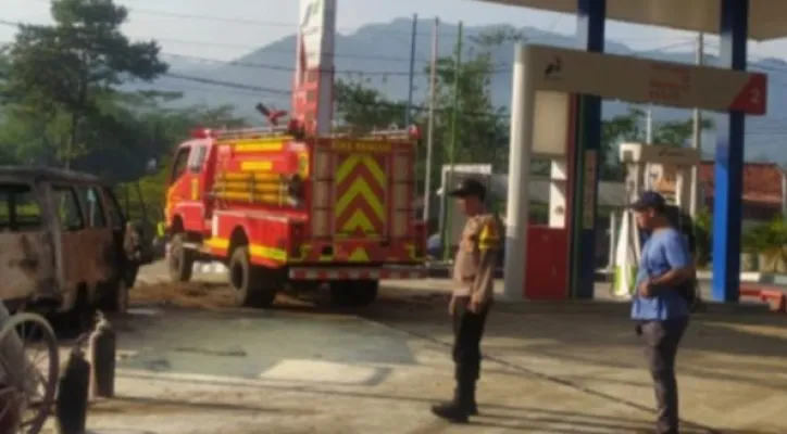 Sebuah mobil Carry seusai terbakar di SPBU 35.16602, Desa Parakan Muncang, Kecamatan Nanggung, Kabupaten Bogor. (Dok: Polres Bogor)