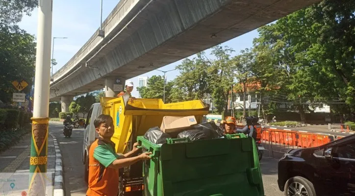 Petugas mengangkut sampah pasca kegiatan Jakarta Marathon 2024. (Dok. Humas DLH)