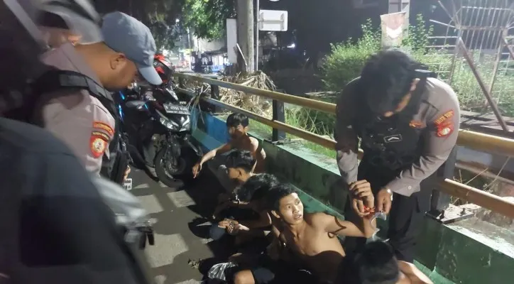 Tim Presisi Polres Metro Bekasi Kota mengamankan tujuh remaja hendak tawuran. (Dok. Tim Presisi Polres Metro Bekasi Kota)