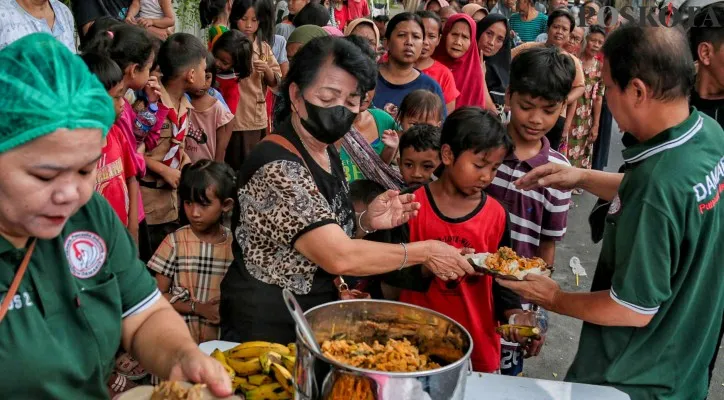 Aktivitas warga saat mengantre makan siang gratis di kawasan Kramat Pulo, Jakarta Pusat, Senin (24/6/2024). Menteri Keuangan (Menkeu) Sri Mulyani Indrawati memastikan, alokasi anggaran program Makan Bergizi Gratis sudah disiapkan dalam Rancangan Anggaran Pendapatan dan Belanja Negara (RAPBN) 2025, Program andalan presiden terpilih Prabowo Subianto tersebut rencananya akan mendapatkan alokasi anggaran sebesar Rp 71 triliun pada 2025.Poskota/Ahmad Tri Hawaari